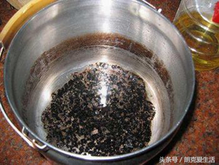 铁锅烧干锅了锅黑怎么处理方法（火忘了关一直干烧锅怎么处理）