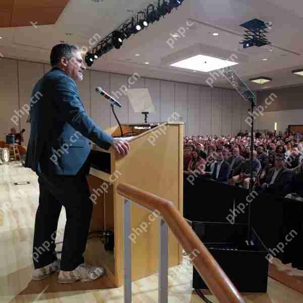 总理贾斯汀·施瓦茨（Justin Schwartz）发表了校园地址