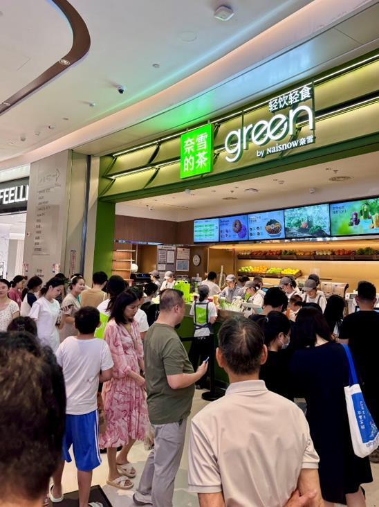 爆款频出、业绩 “爆燃” ！奈雪66 颗蓝莓桑葚酸奶昔狂销50万杯！