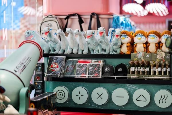 顶奢商圈加速拥抱兴趣消费，MINISO SPACE入驻南京德基