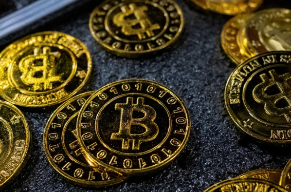 比特币是什么？怎么玩？比特币为什么有价值？2025最新